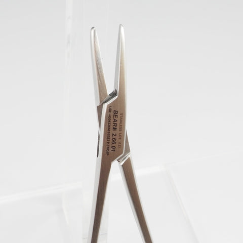 2.66.01 Close up of Smooth Jaws of a Halsey Needle holder