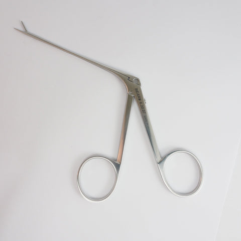 6.20.07 Serrated Forceps with narrow tips for surgical procedures