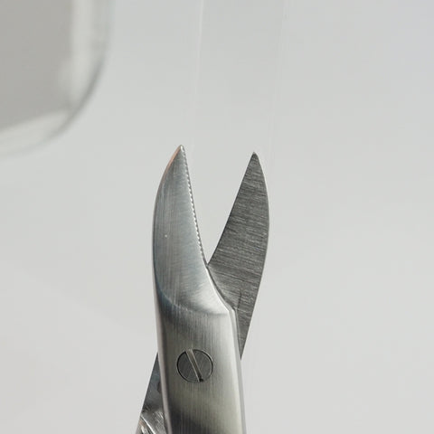 2.37.02 BeeBee Wire Cutting Scissors close up of tips