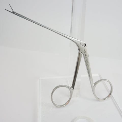 Alligator forceps used in surgical procedures with serrated narrow tips