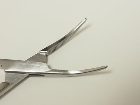 Close up of the tips of a Halstead Mosquito Forceps that is curved. 12.5cm in length